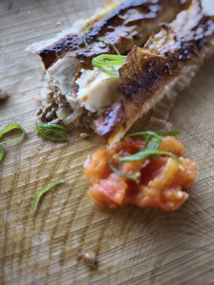 Selbstgemachter Burek mit Tomatendipp
